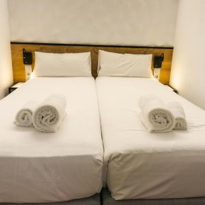 Kleines Zimmer mit Kingsize-Bett